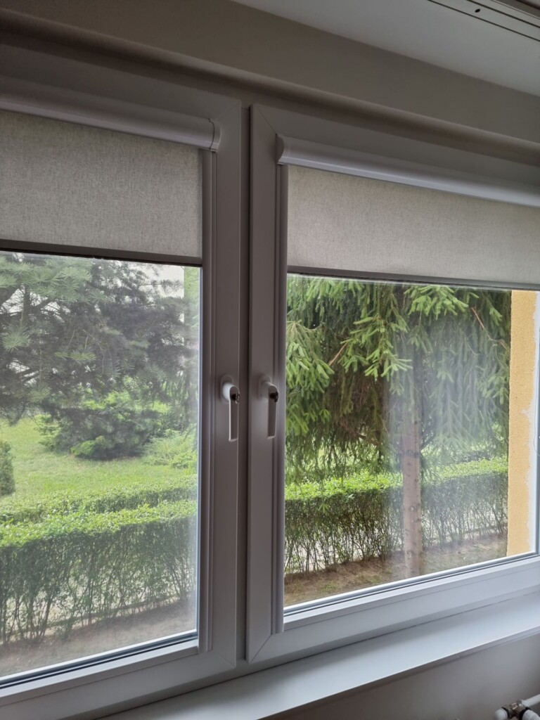 jasne szare rolety w kasecie na oknie - rolety Wrocław - rolety na wymiar wrocław