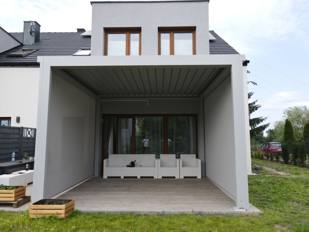 Aluminiowa pergola tarasowa przyścienna z ruchomymi lamelami