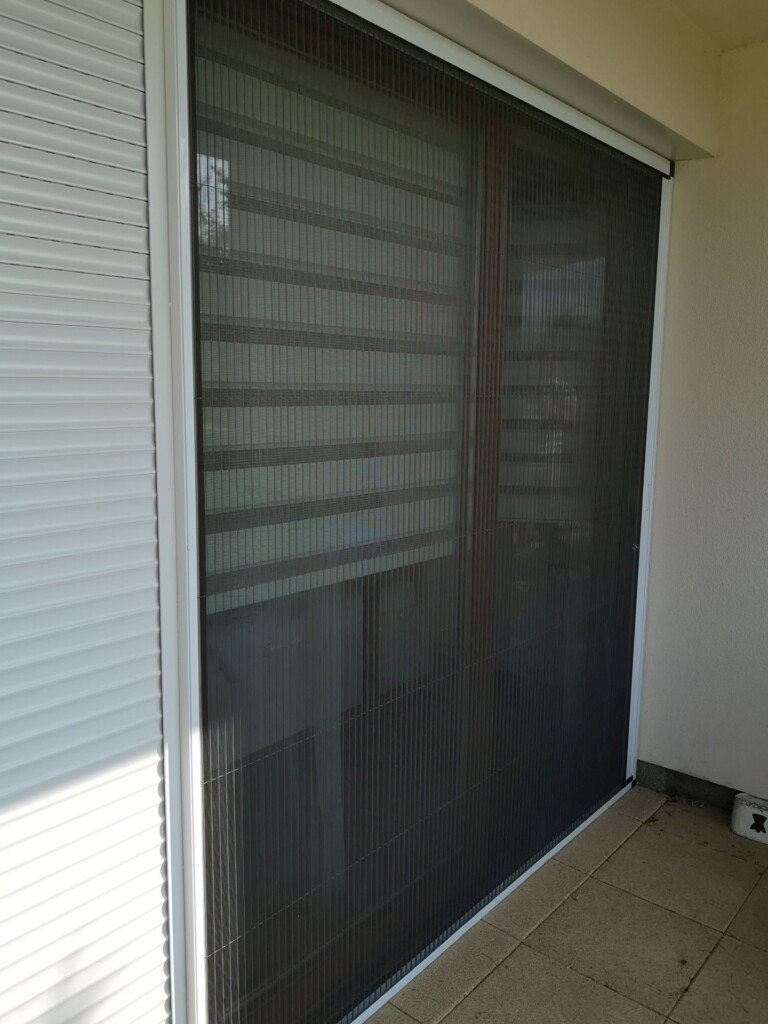 moskitiera zamontowana na drzwiach balkonowych - Moskitiery Wrocław