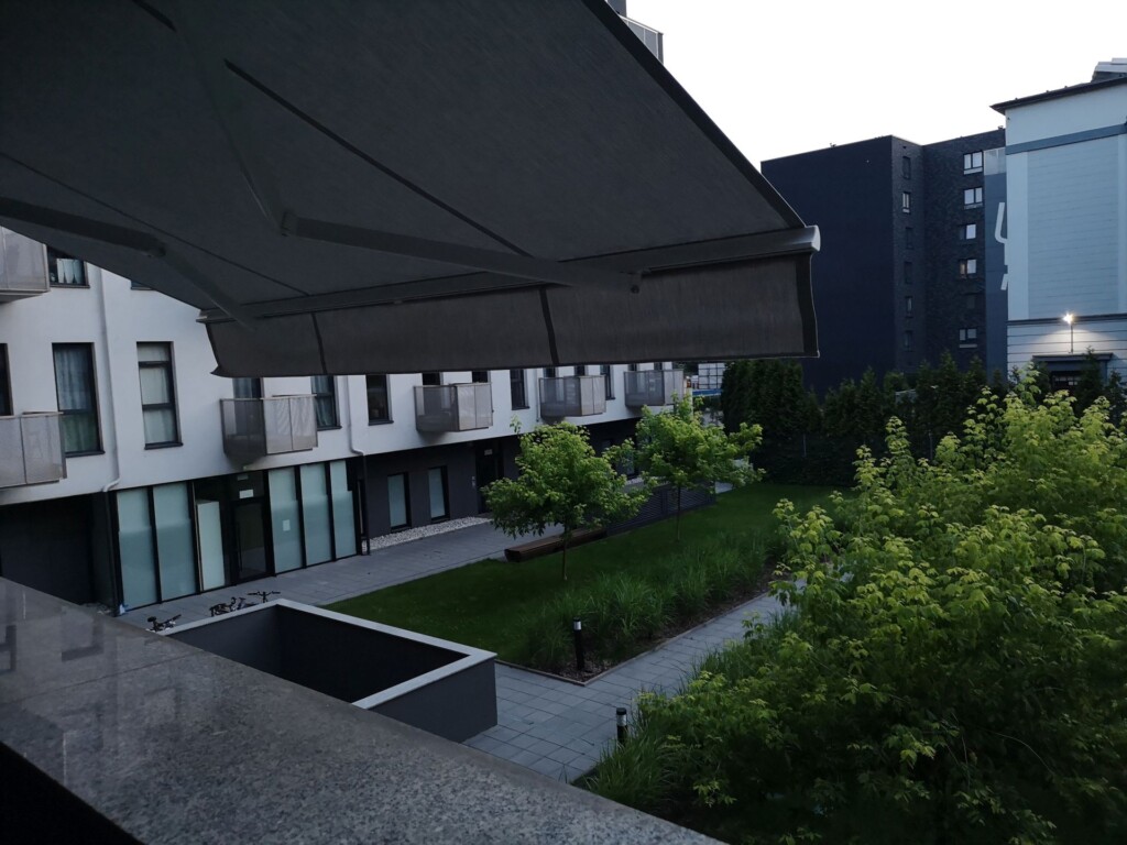 Nowoczesna markiza balkonowa we Wrocławiu – osłona przed słońcem na balkonie w nowym budownictwie, realizacja Systemy Okienne