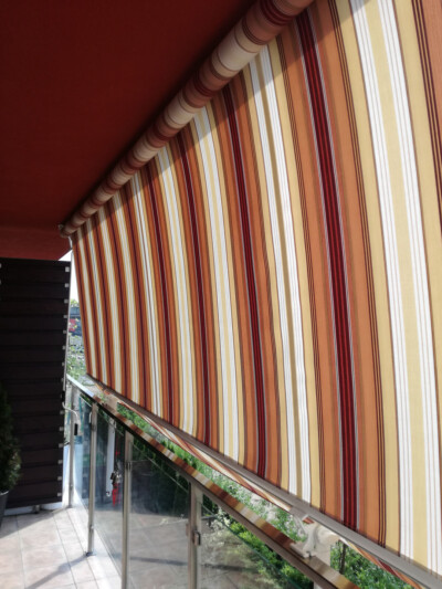 czerwono-białe markizy pionowe na balkon - markizy balkonowe Wrocław