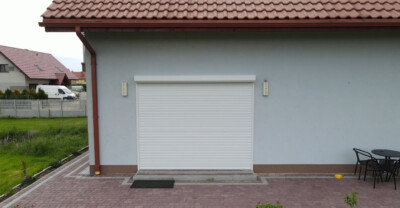 biała roleta zewnętrzna antywłamaniowa na drzwiach balkonowych przy tarasie w domu jednorodzinnym - rolety zewnętrzne antywłamaniowe Wrocław