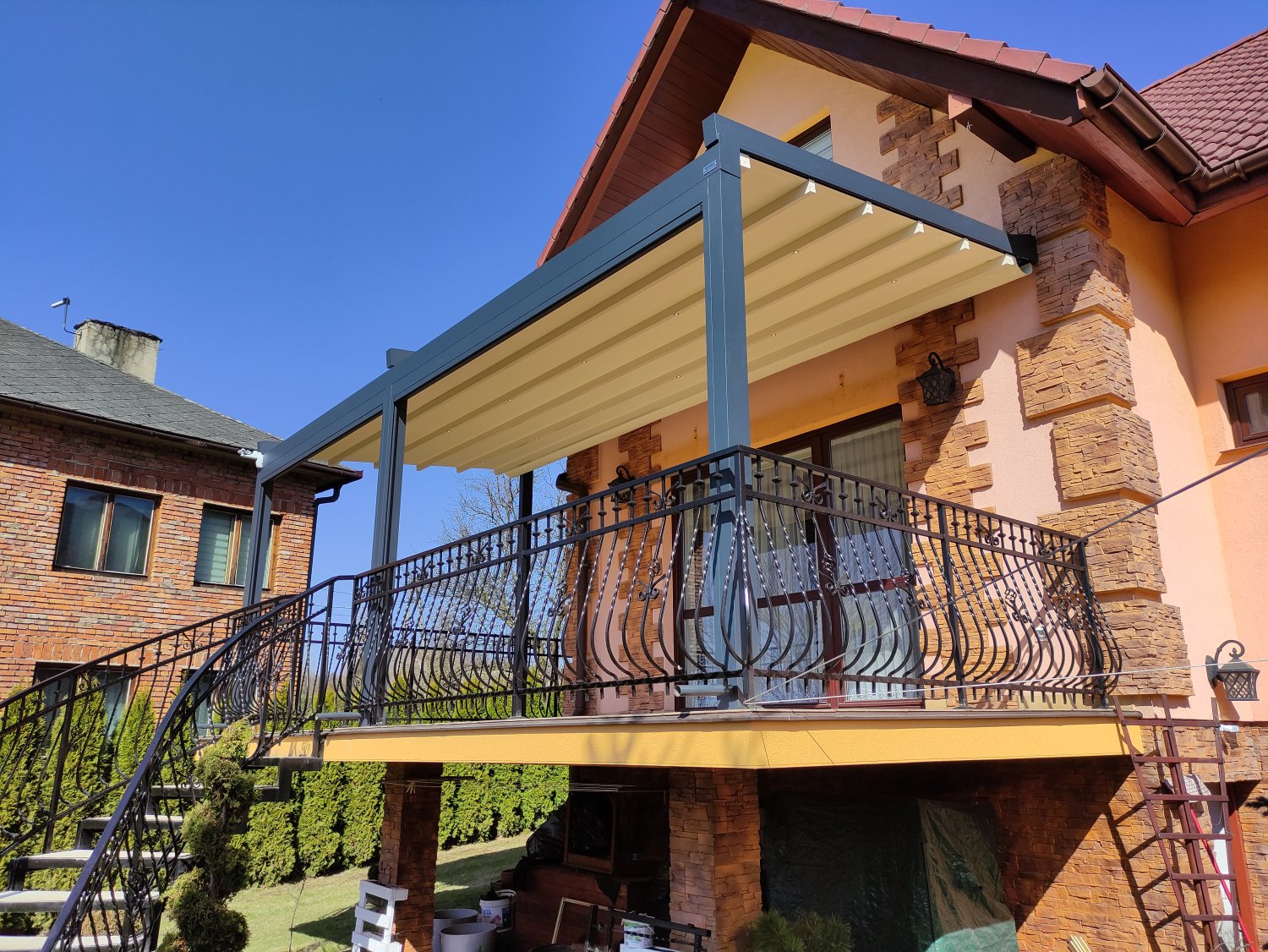 pergola na balkonie w domu jednorodzinnym - systemy okienne