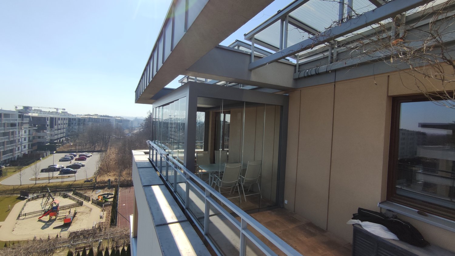 przeszklenie w bloku - zabudowa balkonu pergolą - pergola balkonowa - systemy okienne